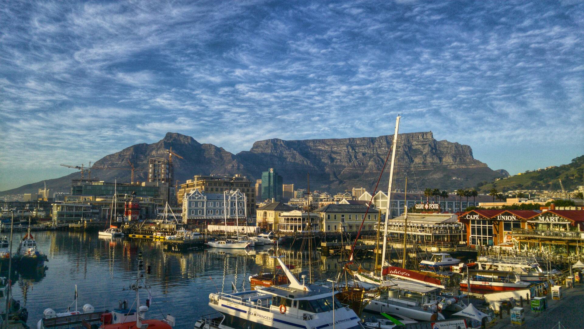stunning-view-of-cape-town-harbor-with-boats-and-iconic-table-mountain-backdrop